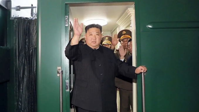 Kim Jong-un subiendo a su tren privado rumbo a Rusia