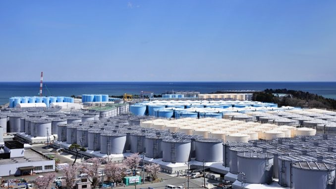 Tanques con agua radioactiva de Fukushima