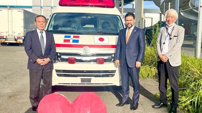 El embajador Robert Takata en la entrega de la ambulancia donada por Aikawa