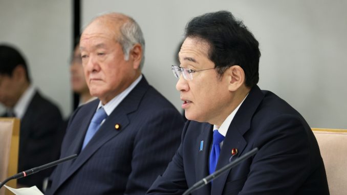 El primer ministro Fumio Kishida y a su costado el ministro de Finanzas, Shunichi Suzuki
