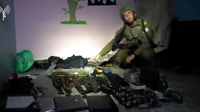 El portavoz de las FDI, Daniel Hagari. muestra las armas encontradas bajo el hospital infantil Rantisi en Gaza (Foto FDI)