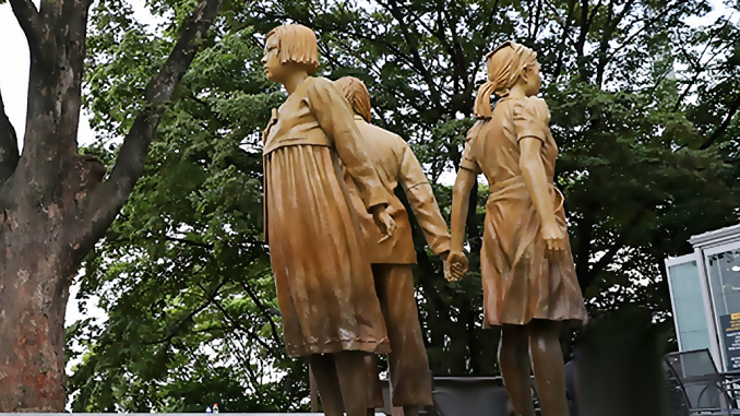 Estatua a las mujeres de solaz en una montaña en Seúl.