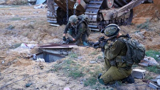 La entrada de un túnel de Hamás revisada por israelíes