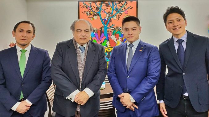 Masao Aizawa con el cónsul general Luis Espinoza, el cónsul adscrito Amador Pantoja y el peruano Miguel Yshii