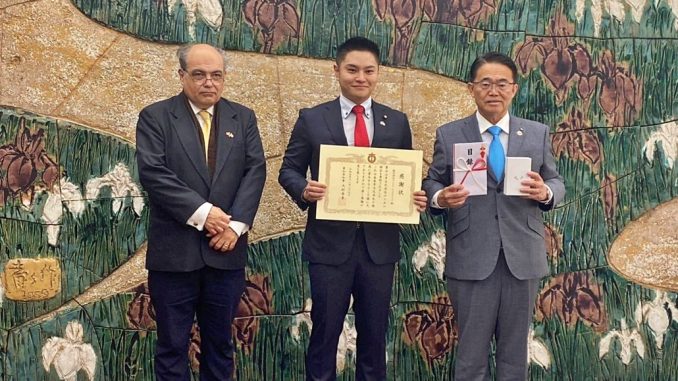Masao Aizawa con el gobernador de Aichi, HIdeaki Ohmura (2)