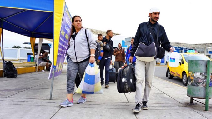 Migrantes venezolanos saliendo del Perú