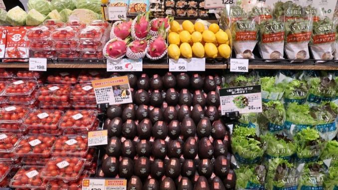 Productos frescos en un supermercado japonés