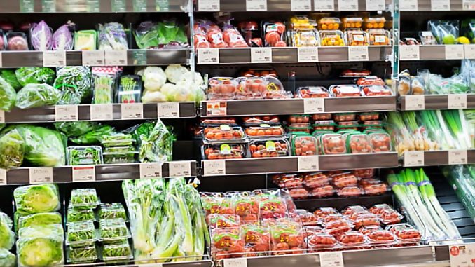 Sección de hortalizas y verduras en un supermercado japones