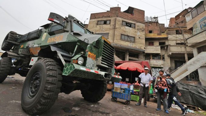 Un blindado de la policía peruana patrulla distritos de Lima