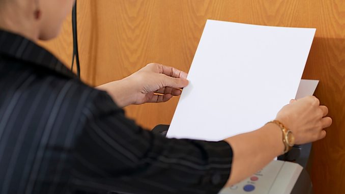 Persona enviando un fax