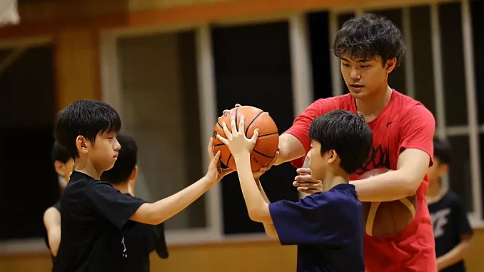 Un técnico de Find Basketball instruye a sus jóvenes alumnos