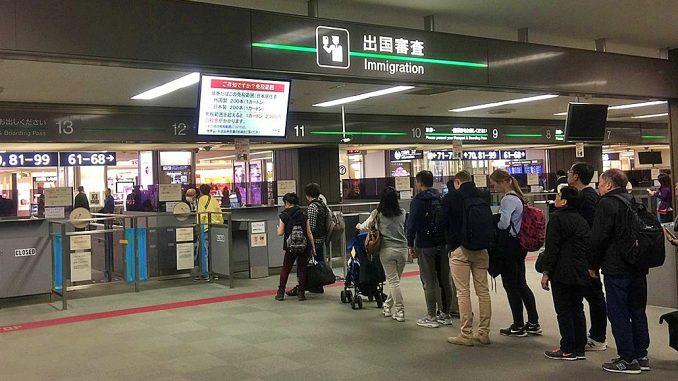 Zona de control migratoria en el aeropuerto de Narita