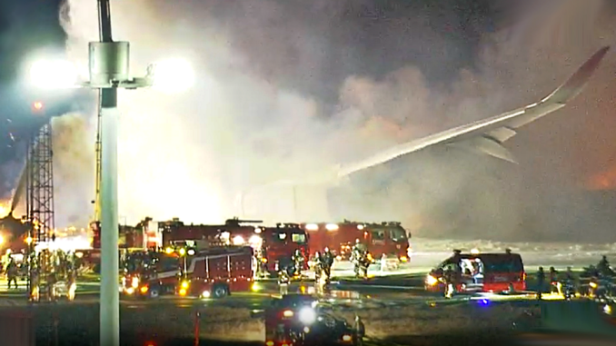 Bomberos apagan el fuego en la nave de JAL 2