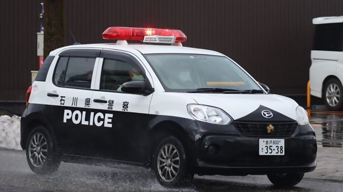 Carro de la policía patrulla en Ishikawa