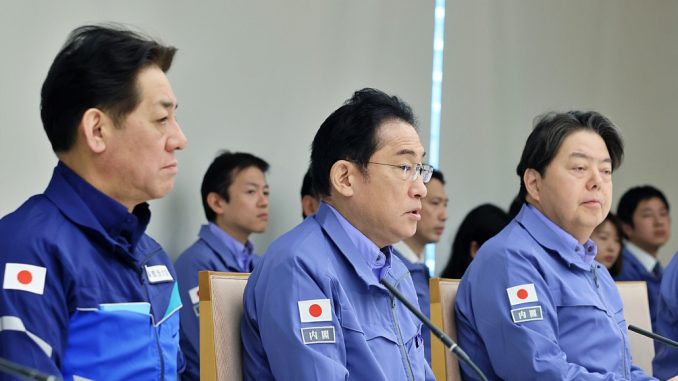 El ministro a cargo de Gestión de Desastres, Shoshi Matsumura, con el Fumio Kishida y Yoshimasa Hayashi