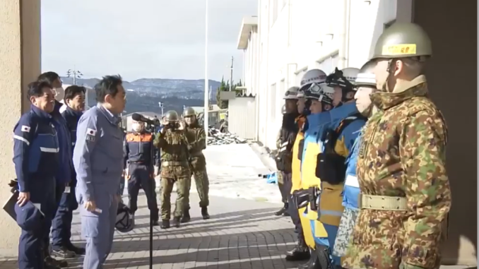 Primer Ministro arriba a la base de Wajima