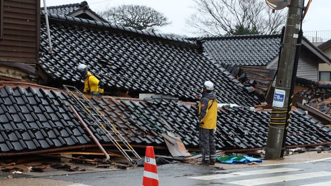 Rescatistas trabajan en Monzen Machi, Wajima