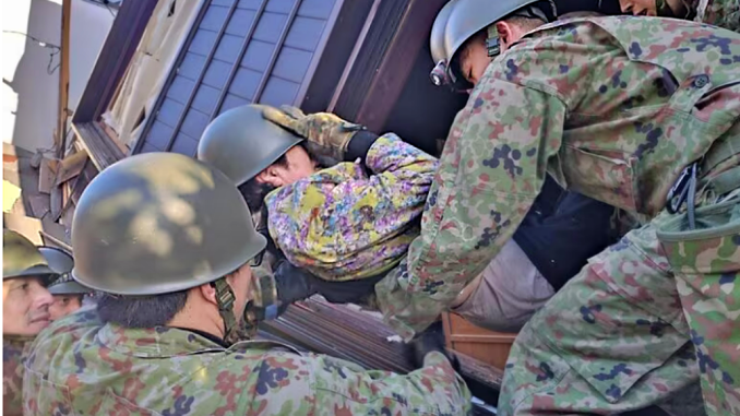 Soldados japoneses ayuda en el rescate en Ishikawa