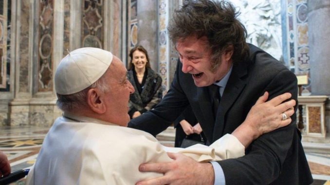 El saludo entre Milei y Francisco Foto X@OPRArgentina