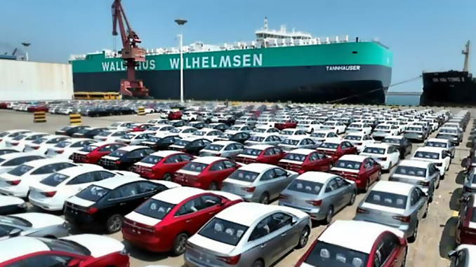 Un gran número de automóviles esperan ser exportados en Lianyungang, provincia de Jiangsu.