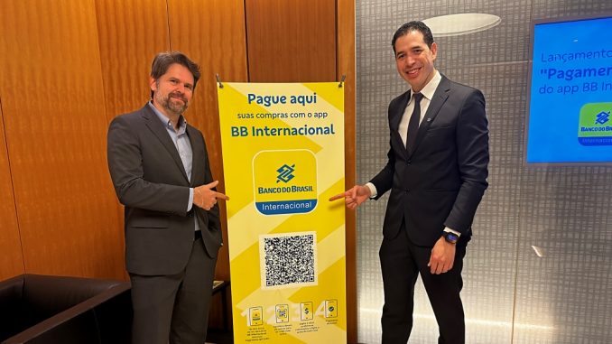 Alison Aguiar da Costa, gerente general y el director de Tecnología del BB Japón, con el distintivo de Pague aquí con BB Internacional