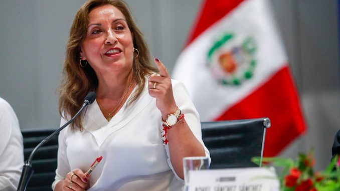 Dina Boluarte con uno de sus Rolex en la muñeca