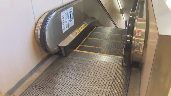 Escalera eléctrica en la estación Mito, Ibaraki