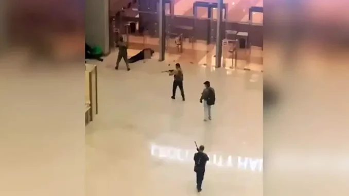 Hombres armados con fusiles acribillan a personas en una sala de conciertos en Moscú