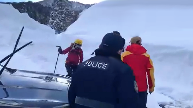 La policía y rescatistas se cuentran con un esquiador en Nagano