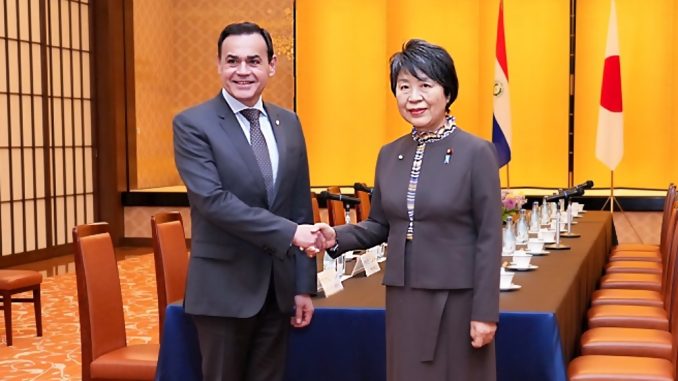 Los ministros de Relaciones Exteriores, Rubén Ramírez Lezcano, de Paraguay, y Yoko Kamikawa de Japón en Tokio