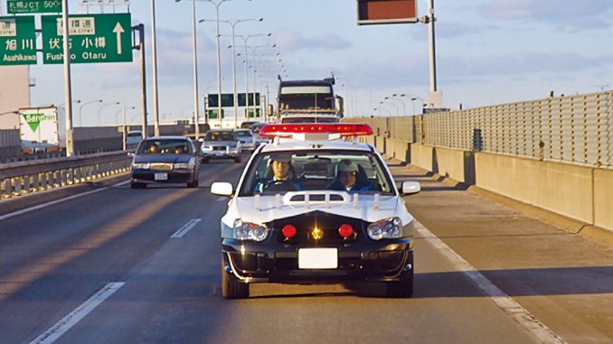 Policía de tránsito en la carretera