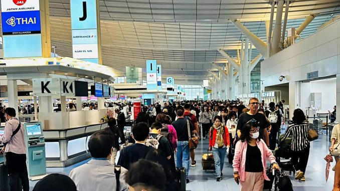 Aeropuerto de Haneda en el primer día de la Semana Dorada 2