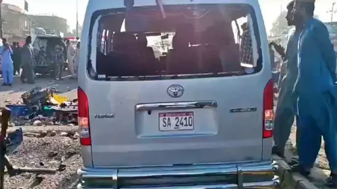 Así quedó el vehículo de los japoneses atacado por extremistas. (Imagen X)