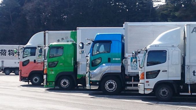 Estacionamiento de camiones en la autopista