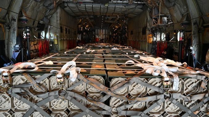 Misiles EEUU cargados en un avión Súper Hércules en Alemania. Imagen de 2022.