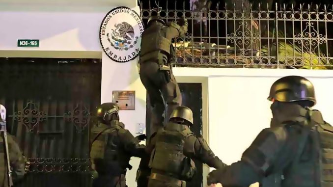 Policía ecuatoriana asalta la Embajada de México en Quito