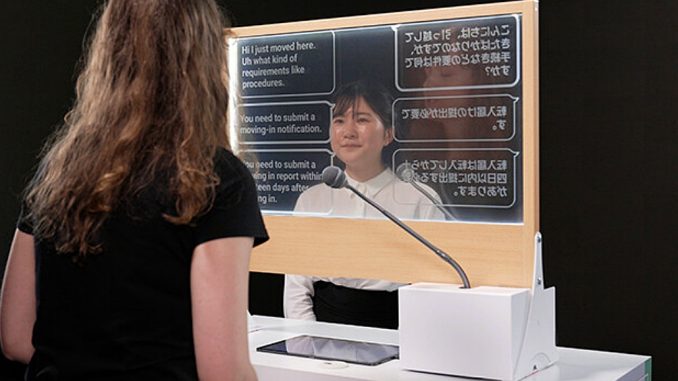 Traducción multilingüe con pantalla transparente (Foto Toppan Holdings)