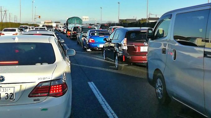 Congestionamiento en la autopista Chuo
