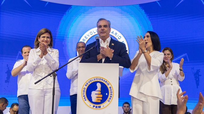 Luis Abinader, celebra su contundente triunfo con el 59,9% de los votos