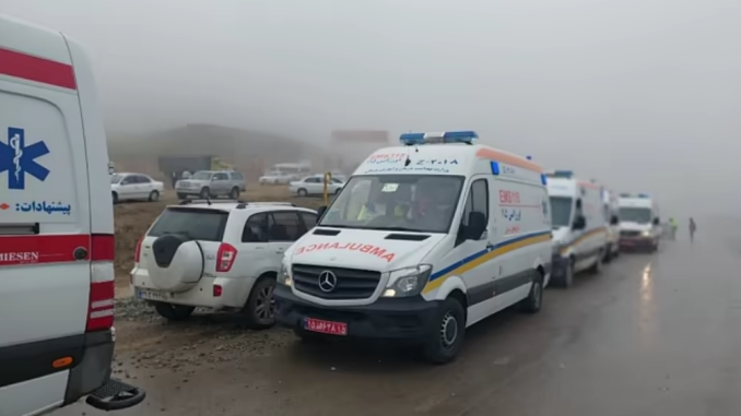 Unidades de rescate esperan en la zona donde ocurrió el accidente del presidente iraní.