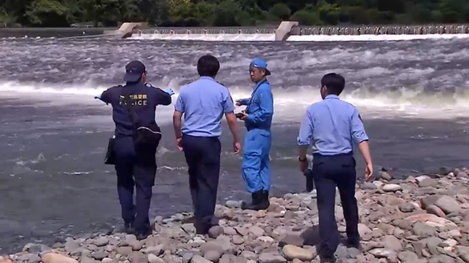 La policía en la zona del río Sagami donde ocurrió el ahogamiento
