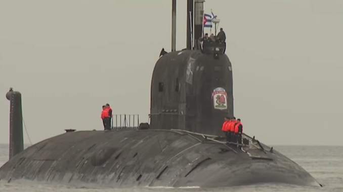 Submarino ruso Kazan ondea la bandera cubana al entrar a La Habana