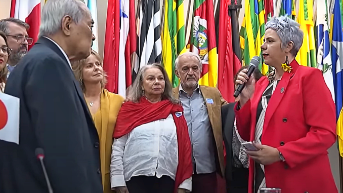 Eneá Almeida pide perdón un representante de los inmigrantes japoneses en nombre de Brasil