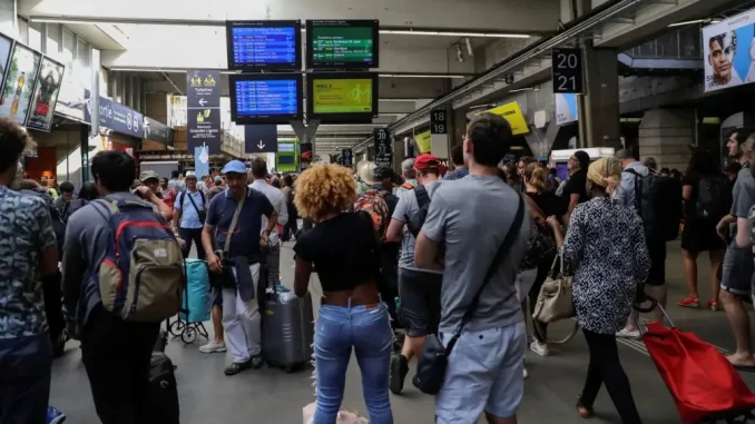 Estación de Montparnasse colapsada de turistas por ataques a la línea de trenes