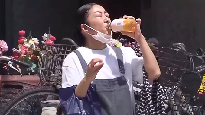 Hidratarse regularmente para prevenir el golpe de calor