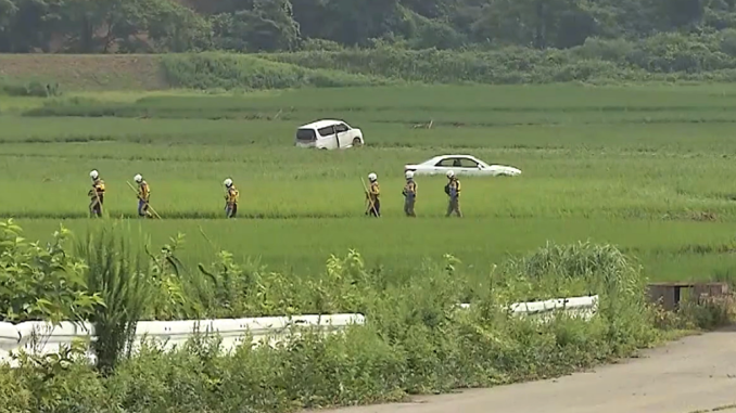 Los bomberos y la policía buscan a los desaparecidos en Shinjo, Yamagawa