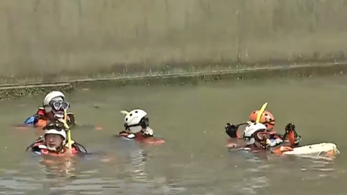 Rescatistas buscan en río Yodo en Osaka