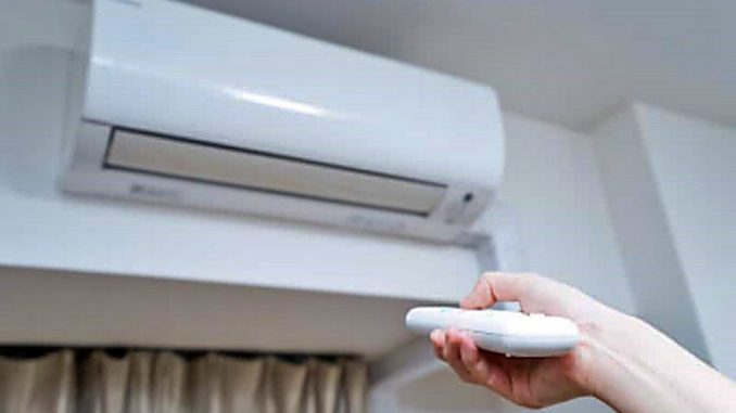 Ahorrar gastos familiares limitando el uso aire acondiciondo en medio de un verano extremo