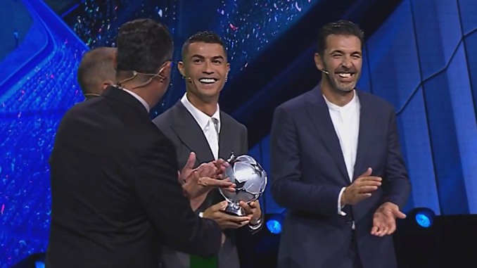 Cristiano Ronaldo durante la premiación de la UEFA. A su costado Gianluigi Buffon