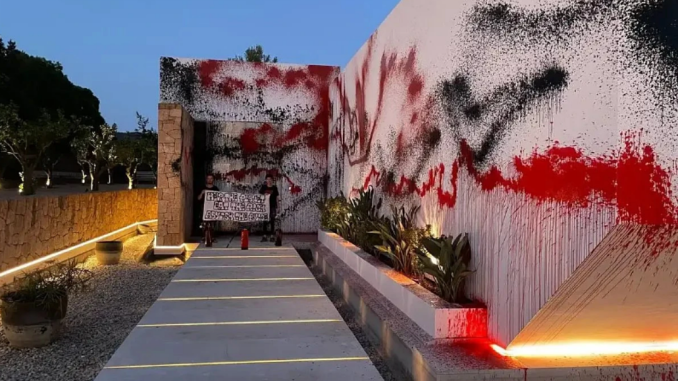 Entrada de la finca de Messi pintada de rojo y negro por los activistas